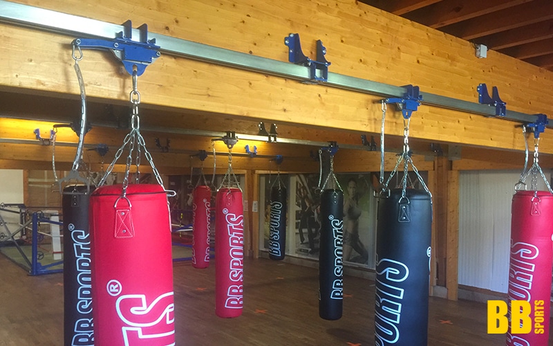 Rail de convoyage pour sacs de frappe de boxe